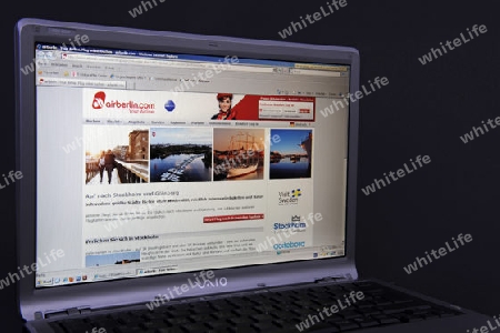 Website, Internetseite, Internetauftritt der Fluggesellschaft Air Berlin  auf Bildschirm von Sony Vaio  Notebook, Laptop
