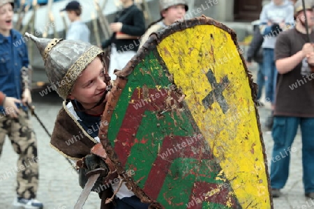 Kinder bei einem Mittelalter Spiel bei einem Fest im Zentrum von Poznan im westen von Polen.  