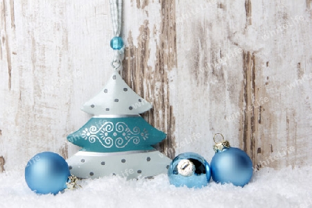 Weihnachten, Dekoration mit Holzhintergrund, Schnee und Weihnachtskugeln, Weihnachtsbaum t?rkis