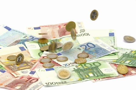 Euro Muenzen fallen auf Euro Banknoten, Geldregen , Smybolbild