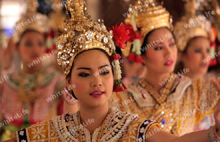 Ein Traditioneller Tanz im Erewan Schrein in der Th Phra Ram 1 Road beim Siam Square in Bangkok der Hauptstadt von Thailand in Suedostasien. 