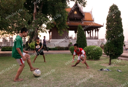 Kinder spielen Fussball beim Traditionelle Pavion beim Fort Phra Sumen am Menam Chao Phraya Fluss im Historischen Zentrum der Hauptstadt Bangkok in Thailand. 