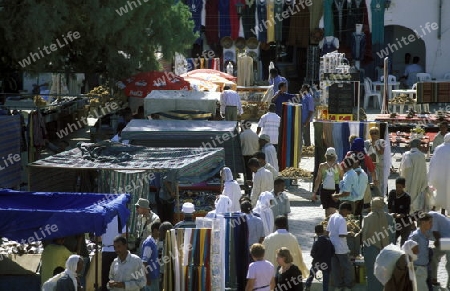 Der Markt auf dem Dorfplatz in der Altstadt von Douz im Sueden von Tunesien in Nordafrika.