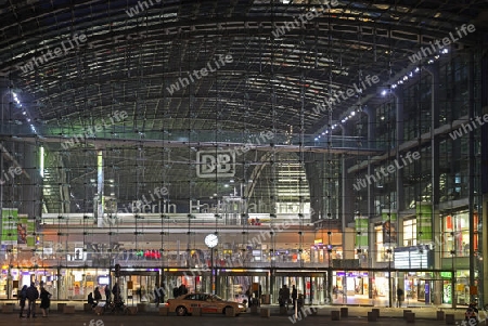 hinteres Portal, Haupteingang Hauptbahnhof Berlin, Lehrter Bahnhof, am Abend, Berlin, Deutschland, Europa, oeffentlicherGund