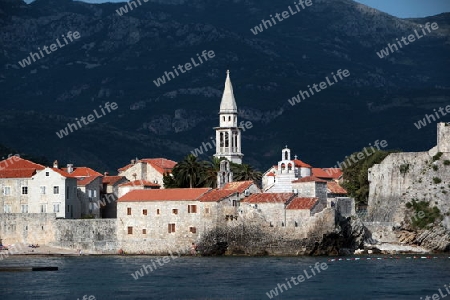 Die Altstadt mit der Kirche Sv. Ivan Krstitelji der Adria Stadt Budva mit vielen neuen Appatementhausern in Montenegro im Balkan am Mittelmeer in Europa.