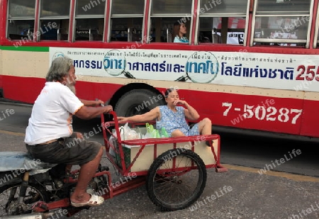 Der Strassenverkehr im Zentrum von Bangkok der Hauptstadt von Thailand in Suedostasien. 