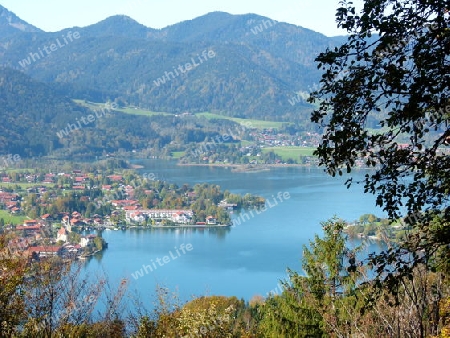 Idyllische Landschaft mit blauem Bergsee und Gebirge im Hintergrund