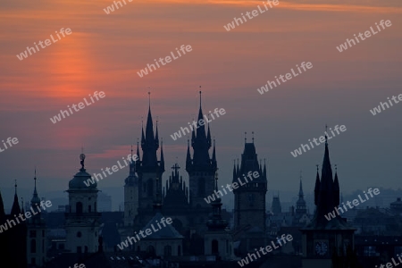 Teynkirche kurz vor Sonnenaufgang,  Prag,  Altstaedter Ring, Altstadt, Tschechien, Europa, Boehmen, Europa