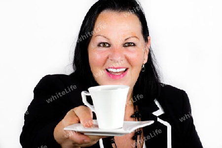 Frau mit einer Tasse Kaffee. Wei?er Hintergrund