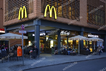 Fiiliale von McDonalds abends am Potsdamer Platz, Berlin, Mitte, Deutschland, Europa, oeffentlicherGrund