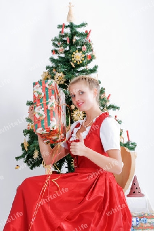 Junge Frau in Tracht an weihnachten 