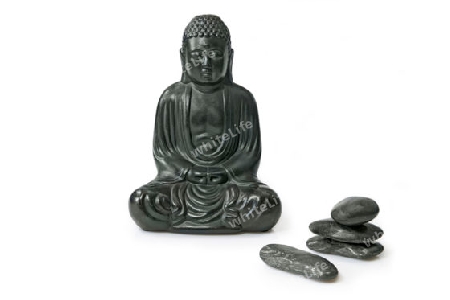 Sitzende Buddhafigur auf weissem Hintergrund