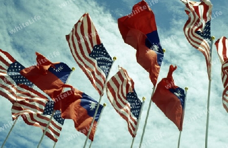 Flaggen der USA und Taiwan haengem am Nationalfeiertag der USA in der Grosstadt Kaohsiung im sueden der Insel Taiwan.