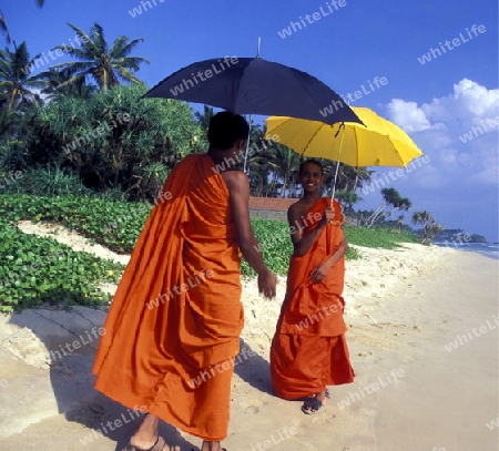 Asien, Indischer Ozean, Sri Lanka,Zwei Moenche an einem Traumstrand beim Kuestendorf Hikkaduwa an der Suedwestkueste von Sri Lanka. (URS FLUEELER)