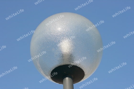 a street lamp with a large, spherical glass body    eine Strassenlampe mit gro?em,kugelf?rmigen Glask?rper