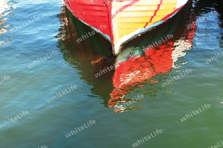 Bootsbug auf dem Wasser