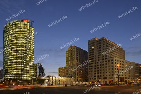  Bahntower links und Beisheim-center mit Ritz Carlton Hotel rechts abends am Potsdamer Platz, Berlin, Mitte, Deutschland, Europa, oeffentlicherGrund