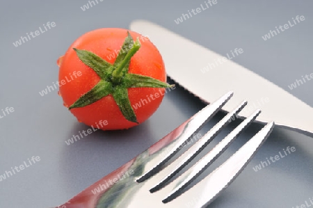 Tomate mit Besteck