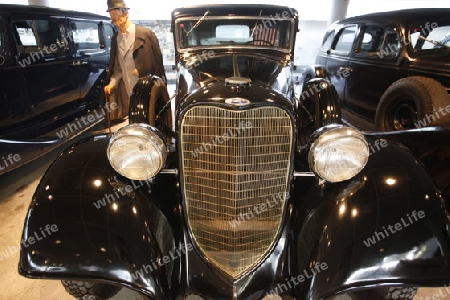 Ein Nobles Auto der Zeit der Sowjetunion welches von der Sowjetischen Regierung gefahren wurde und jetzt im Motormuseum ausserhalb von Riga der Hauptstadt von Lettland zu sehen ist