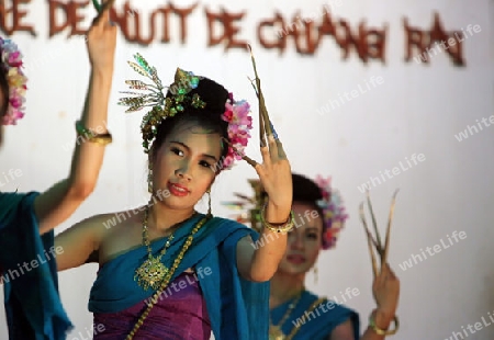 Ein traditioneller Tanz einer Tanzgruppe auf dem Nachtmarkt in der Altstadt von Chiang Rai in der Provinz Chiang Rai im Norden von Thailand in Suedostasien.