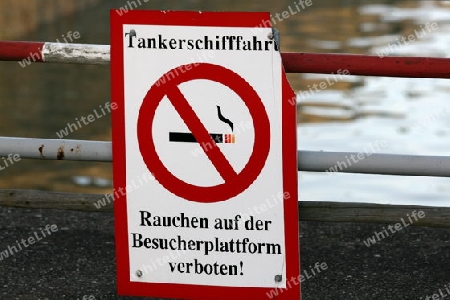 Warnschild Nicht Rauchen wegen Tankerschifffahrt