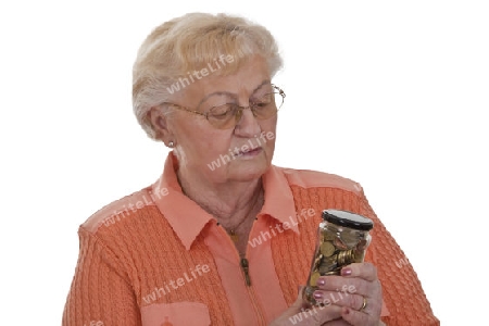 Seniorin mit Spardose freigestellt auf weissem Hintergrund