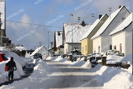 a wintry street in a small town  eine Winterliche Stra?e in einer Kleinstadt