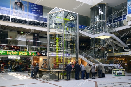 Haupthalle des Einkaufskomplex Europa-Center mit Wasseruhr, Mengenlehreuhr, Berlin, Deutschland , Europa
