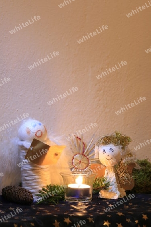 zwei Weihnachtsengel, Kerze, Weihnachtsdecke, Tannenzweige, Moos