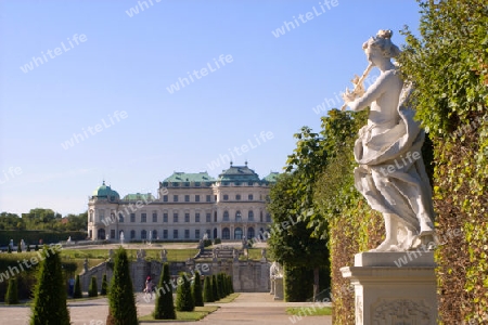 Wien - Belveder Palast durch den Schlosspark