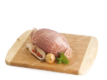 Schweinefleisch auf einem K?chenbrett isoliert auf weissem Hintergrund