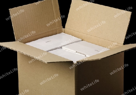 offenes Paket mit weissen Schachteln als Inhalt und schwarzen Hintergrund.