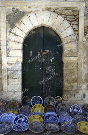 Keramik Teller auf dem Souq oder Markt in der Altstadt oder Medina von Sousse am Mittelmeer  in Tunesien in Nordafrika.    