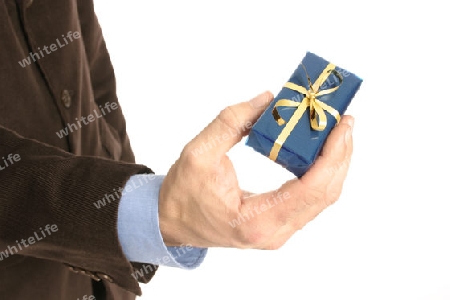 Hand mit einem blauen Geschenk
