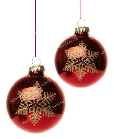 rote Christbaumkugeln mit Weihnachtsstern haengend isoliert mit weissem Hintergrund