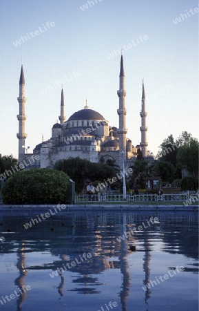 Die Blaue Moschee im Stadtteil Sulranahmet in Istanbul in der Tuerkey.