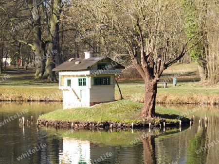 Teich mit Vogelhaus  Schlo? F?rst P?ckkler Branitz Cottbus Park