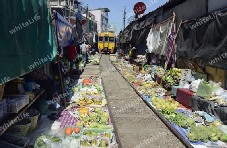 Der Maeklong Railway Markt beim Maeklong Bahnhof  suedwestlich der Stadt Bangkok in Thailand in Suedostasien.