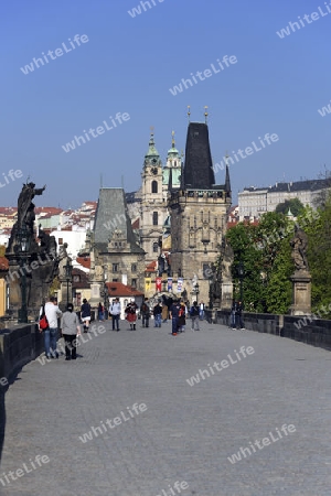 Touristen auf der Karlsbr?cke, Blickrichtung Neustaedter Turm, Kleinseite ,  Prag, Boehmen, Tschechien, Europa