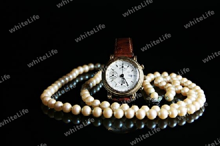 Armbanduhr und Perlen