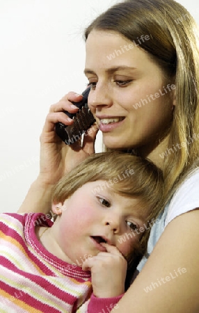 Mutter mit Handy und Kind