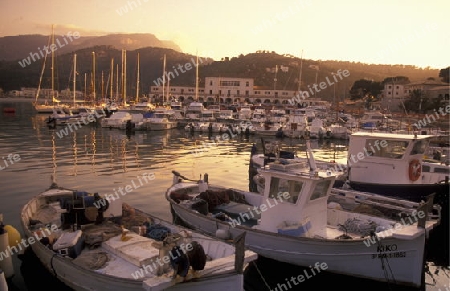 Das Fischerdorf Port de Alcudia mit dem Bootshafen im Februar im Osten der Insel Mallorca einer der Balearen Inseln im Mittelmeer.  