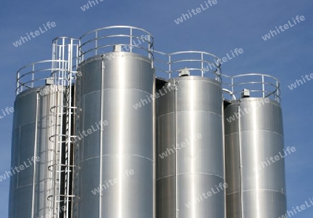 View of an industrial plant with large aluminum tanks Blick auf eine Industrie Anlage mit gro?en Aluminiumtanks