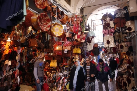 Der Souq oder Markt in der Altstadt oder Medina der Hauptstadt Tunis im Norden von Tunesien in Nordafrika am Mittelmeer. 