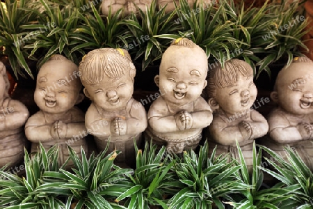 Kleine Figuren in einem Garten von Alt-Sukhothai in der Provinz Sukhothai im Norden von Thailand in Suedostasien.