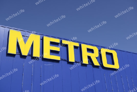 Schriftzug  der Metro AG, Europas groesstem Einzelhandelskonzern, Berlin, Deutschland, Europa, oeffentlicherGrund