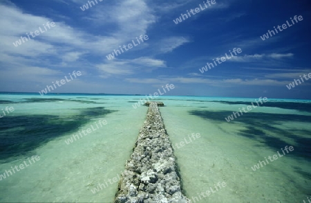 
Ein Schutzdamm aus Korallenstein an der Insel Velavaru im Southmale Atoll auf den Inseln der Malediven im Indischen Ozean.   