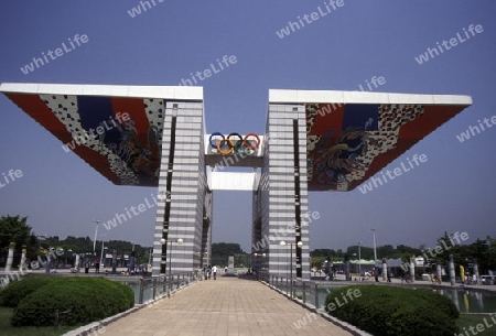 Das Eingangs Tor zum Olympiapark aus dem Jahr 1988 in der Hauptstadt Seoul in Suedkorea in Ost Asien.
