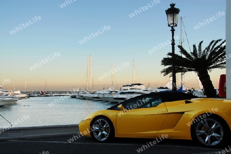Gelber Sportwagen im Yachthafen Marbella