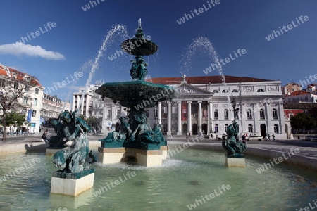 Der Platz Rossio mit dem National Theater in der Altstadt von Lissabon  in Portugal.